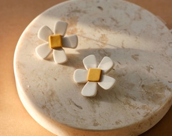 Daisy Flower Oorbellen / Cute Spring Studs / Cadeaus voor haar / Cadeaus voor leraar / Polymeer Klei Oorbellen