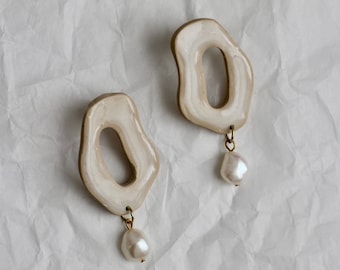 Pearl Statement Earrings / Modern Jewelry Design / Bridesmaid Wedding Earrings / Gifts for her