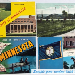 K&ouml;nnte beinhalten: Eine Sammlung von Vintage-Postkarten mit Bildern von Minnesota und Kentucky. Die Postkarten zeigen ein Stadion, eine Karte, einen See, eine Flagge und ein Geb&auml;ude. Der Text auf den Postkarten lautet "University of Minnesota", "Land of 10,000 Lakes", "Indian Mound Park" und "Greetings from Kentucky".