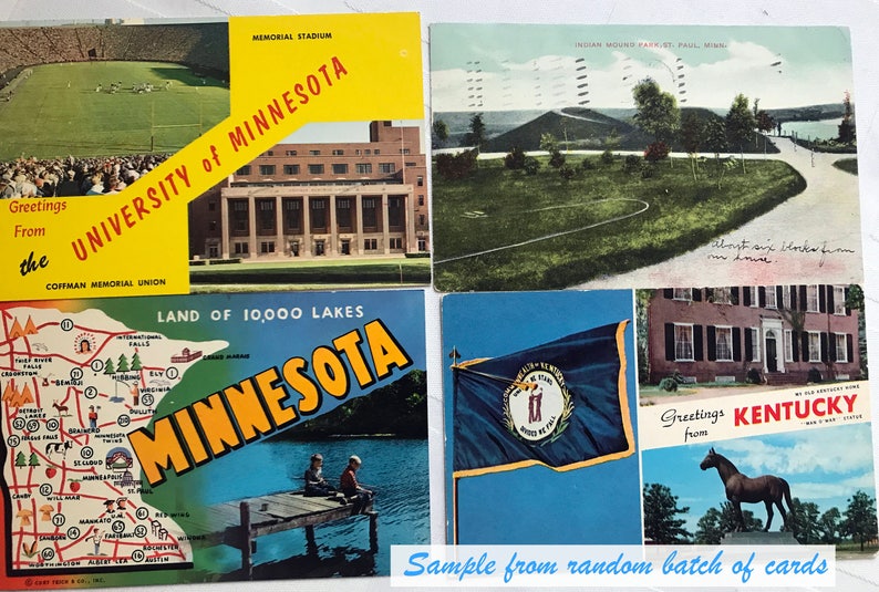 K&ouml;nnte beinhalten: Eine Sammlung von Vintage-Postkarten mit Bildern von Minnesota und Kentucky. Die Postkarten zeigen ein Stadion, eine Karte, einen See, eine Flagge und ein Geb&auml;ude. Der Text auf den Postkarten lautet "University of Minnesota", "Land of 10,000 Lakes", "Indian Mound Park" und "Greetings from Kentucky".