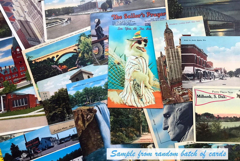 K&ouml;nnte beinhalten: Eine Sammlung von Vintage-Postkarten mit verschiedenen Orten und Szenen. Die Postkarten sind in zuf&auml;lliger Reihenfolge angeordnet und erzeugen einen Collage-Effekt. Einige der Postkarten zeigen Geb&auml;ude, Br&uuml;cken und Landschaften. Eine Postkarte zeigt einen Hund mit Sonnenbrille und Hut.