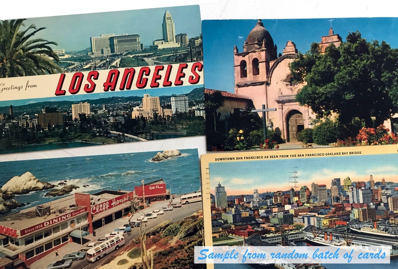 K&ouml;nnte beinhalten: Eine Sammlung von Vintage-Postkarten mit malerischen Ansichten von Los Angeles, San Francisco und einer Kirche. Die Postkarten sind in gutem Zustand und haben eine Retro-&Auml;sthetik.
