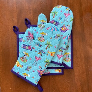 Flamingos, Quilted oven mitts and hot pads, handmade, housewarming gift
