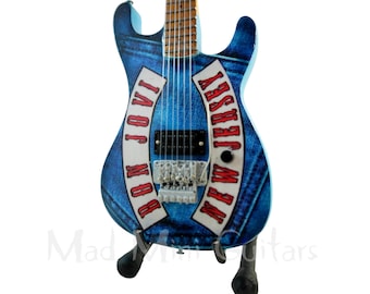 Guitarra em miniatura do BON JOVI com suporte. Nova Jersey