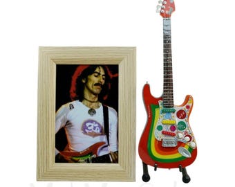 Chitarra in miniatura GEORGE HARRISON con supporto + foto + cornice 6X4 The Beatles. Rocky. Bepopalula