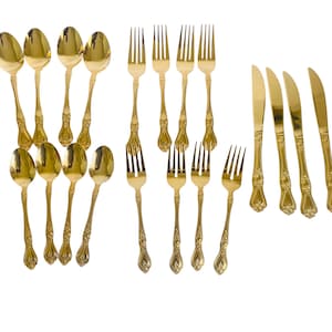 Puede incluir: Un juego de cubiertos de plata chapada en oro, que incluye cucharas, tenedores y cuchillos. Los cubiertos tienen un diseño adornado y son perfectos para una cena formal.