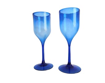 Par de copas de vino azul cobalto vintage de 1978 firmadas por Josh Simpson, hechas a mano y sopladas a mano.