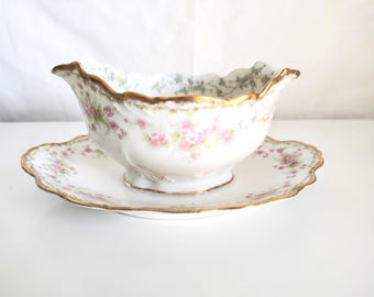 Salsera antigua Elite Works Limoges con plato inferior incorporado, decoración floral rosa con ribete dorado, porcelana francesa.