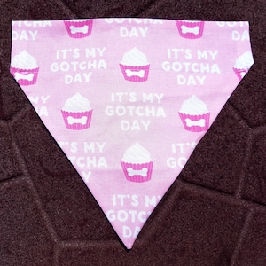 Dwustronna bandana Gotcha Day w kolorze różowym lub niebieskim
