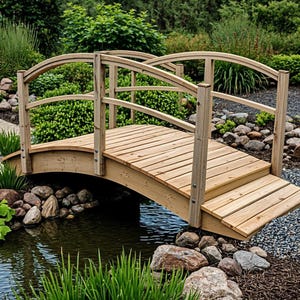 Könnte beinhalten: Eine hölzerne, gewölbte Gartenbrücke mit horizontalen Dielen und geschwungenen Seitengeländern mit vertikalen Stützpfosten. Die Struktur besteht aus hellem Naturholz und ist über einem kleinen Teich mit Steinen positioniert.