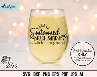 Może przedstawiać: Cyfrowy plik do pobrania SVG do cięcia dla kieliszka do wina z czarno-białym wzorem słońca, palmy i tekstem "Suntanned...Beach Sand & a drink in my hand".