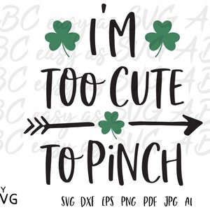Peut inclure: Un design noir et vert avec le texte "I'm too cute to pinch" et deux feuilles de tr&egrave;fle. Le texte est &eacute;crit en cursive et il y a des fl&egrave;ches pointant vers la gauche et la droite.