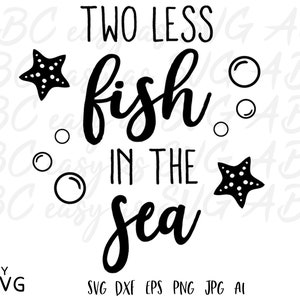 Può includere: Grafica in bianco e nero con il testo "Two Less Fish in the Sea". Il design include due stelle marine e bolle.