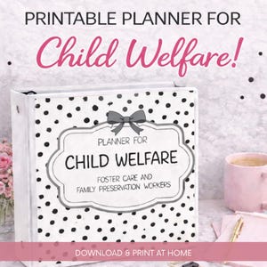 Puede incluir: Una carpeta blanca con lunares negros y el texto "PRINTABLE PLANNER FOR Child Welfare!". La carpeta tiene una etiqueta que dice "PLANNER FOR CHILD WELFARE FOSTER CARE AND FAMILY PRESERVATION WORKERS". Una pancarta rosa en la parte inferior dice "DOWNLOAD & PRINT AT HOME".