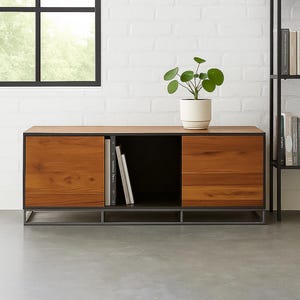 Könnte beinhalten: Ein moderner TV-Schrank aus Holz mit zwei Schiebetüren und einem offenen Mittelfach. Die Türen haben einen warmen Holzton, und der Rahmen ist aus dunklem Metall. Eine kleine Topfpflanze steht obenauf. Bücher sind im offenen Fach sichtbar.