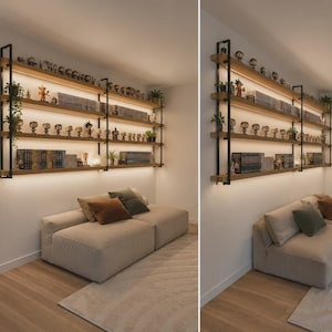 Può includere: Una scaffalatura a parete a quattro livelli con ripiani in legno chiaro e telai in metallo nero, dotata di illuminazione a LED integrata. Gli scaffali ospitano file di piccole statuette e libri, posizionati sopra un divano basso beige.