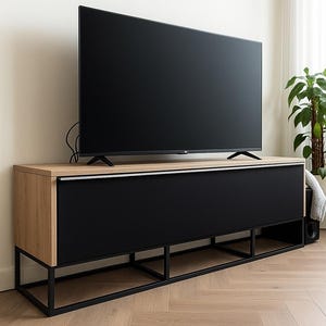 Può includere: Un mobile TV moderno con un mobile nero e un piano in legno chiaro. Il mobile ha una struttura in metallo nero ed è sormontato da un grande televisore a schermo piatto. Il mobile è lungo 178 cm.