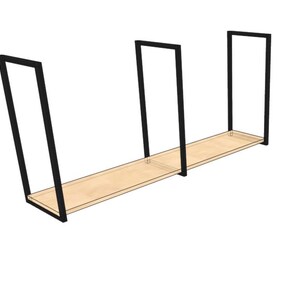 Op de afbeelding: Een modern, open frame plankenrek met een licht houten plank en zwarte metalen steunen. De plank is rechthoekig en lijkt van natuurlijk hout te zijn. Het zwarte metalen frame zorgt voor een contrasterende, industriële uitstraling. Ongeveer 150 cm lang.