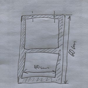 Könnte beinhalten: Handgezeichnete Skizze eines rechteckigen Rahmens, der in zwei Abschnitte unterteilt ist. Der obere Abschnitt ist ein Rechteck, und der untere Abschnitt ist ein etwas kleineres Rechteck. Die Gesamthöhe beträgt 60 cm, und die Breite des unteren Abschnitts beträgt 40 cm.