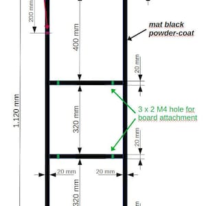 Può includere: Un telaio rettangolare in metallo nero con finitura verniciata a polvere opaca. Lo schema tecnico mostra un'altezza totale di 1.120 mm e una larghezza di 380 mm. Presenta 4 fori M6 per il montaggio e 3 x 2 fori M4 per il fissaggio di pannelli, con varie dimensioni interne indicate in millimetri.