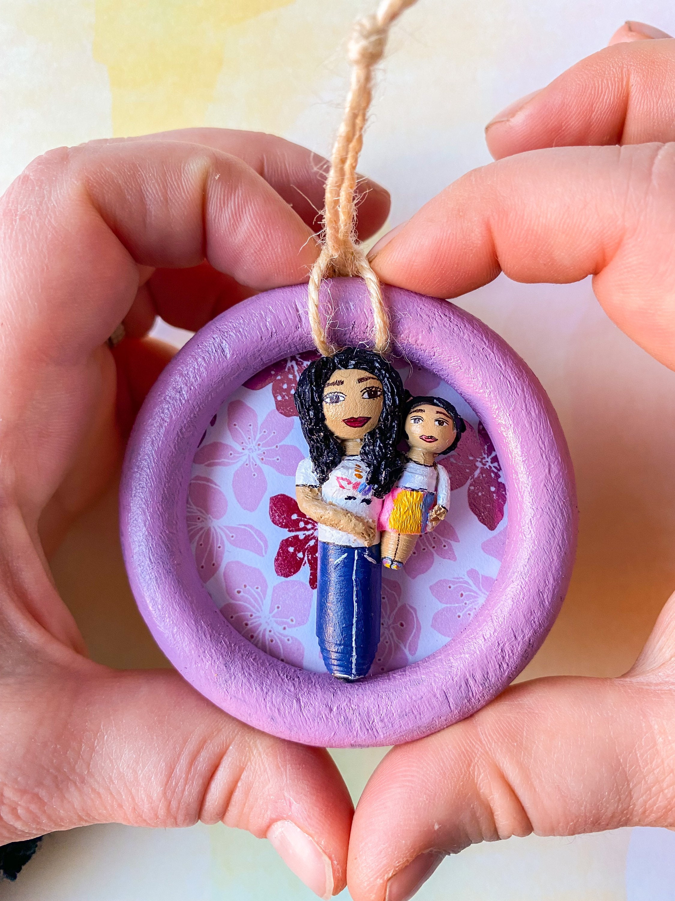 Figurine Portrait Pegdoll Dans Un Petit Cadre en Bois