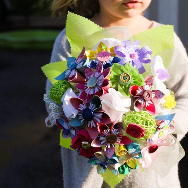 Bouquet fleurs papier tissu ruban et 2 boutonnières