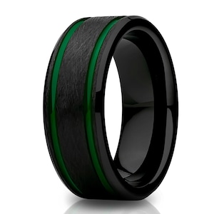 Op de afbeelding: Een zwarte ring van wolfraamcarbide met twee groene lijnen rond de band.