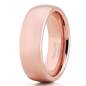 Peut inclure: Une bague en carbure de tungstène couleur or rose avec une finition polie. La bague a un bord biseauté et est gravée avec "TUNGSTEN CARBIDE".