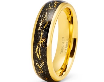 Op de afbeelding: Een gouden ring van wolfraamcarbide met een zwarte inlay en gouden accenten. De ring heeft een geborstelde afwerking en de woorden "TUNGSTEN CARBIDE" zijn gegraveerd aan de binnenkant van de band.