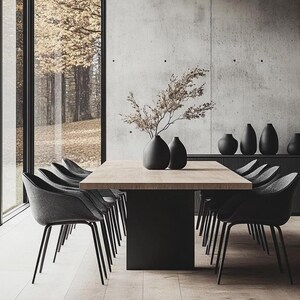 Könnte beinhalten: Ein modernes Esszimmer mit einem Holztisch und schwarzen Stühlen. Der Tisch ist mit schwarzen Vasen und einem Blumenarrangement gedeckt. Der Raum hat große Fenster mit Blick auf einen Wald.
