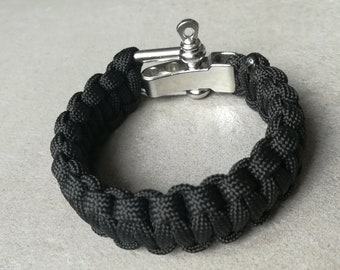 Black paracord bracelet