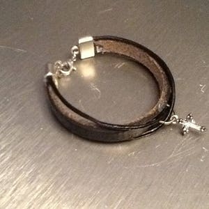Bracelet cuir noir croix argentée image 1