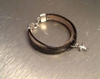 Bracelet cuir noir croix argentée