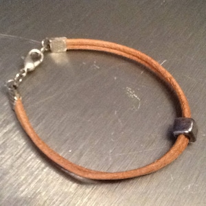 Bracelet cuir beige plus perle image 1