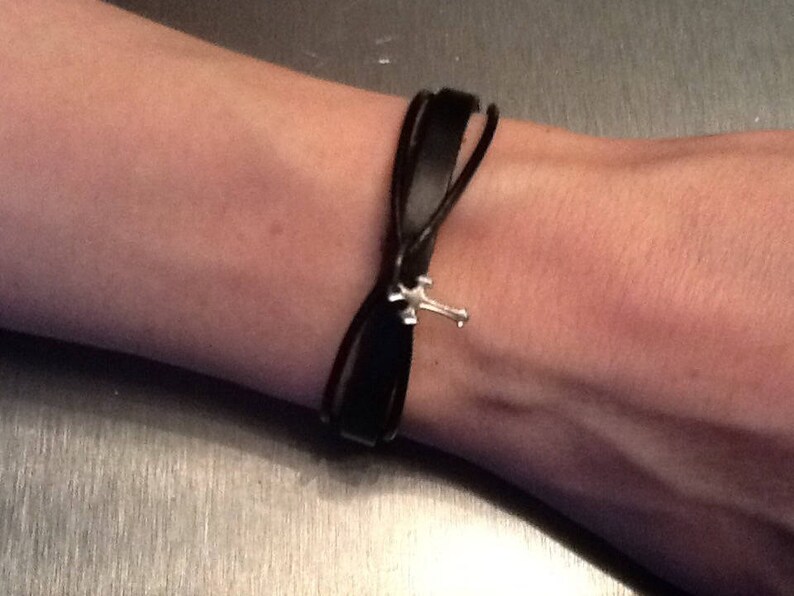 Bracelet double cuir plus croix image 2