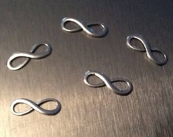 Set of silver-plated “infinity” pendants