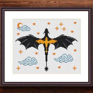 Könnte beinhalten: Kreuzstichmuster eines schwarzen Drachen mit gelben Flügeln, der in einem Nachthimmel mit Wolken und Sternen fliegt.