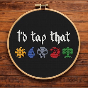 Könnte beinhalten: Kreuzstich-Stickerei in einem Holzreifen. Der schwarze Stoff zeigt den Text "I'd tap that" in Weiß, mit farbigen Symbolen darunter. Die Symbole umfassen eine gelbe Sonne, einen blauen Wassertropfen, einen grauen Schädel, eine rote Flamme und einen grünen Baum.