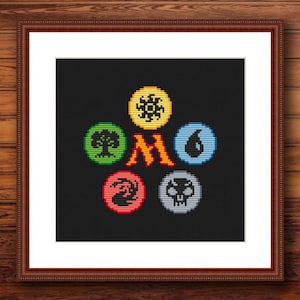 Pode incluir: Obra de arte em ponto cruz com o logotipo Magic: The Gathering e símbolos de mana. A peça emoldurada exibe os cinco símbolos de mana em um arranjo circular ao redor do logotipo central "M", tudo em um fundo preto.