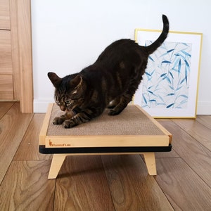 Hermoso y elegante poste rascador en color abedul + negro "Scratch Pad" de PurrFur con inserto de cartón reemplazable