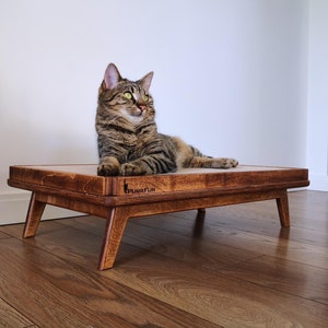Elegante y práctico rascador "Scratch Long Dark Oak" de Purrfur fabricado en madera contrachapada con inserto de cartón reemplazable