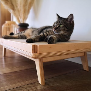 Arranhador elegante e prático "Scratch Long Birch" da Purrfur feito de madeira compensada com inserção de papelão substituível