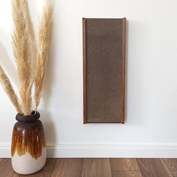 Wandhängender handgemachter Katzenkratzbaum mit auswechselbarer Pappeinlage ""Kratzwand Dark Oak"" von PurrFur."