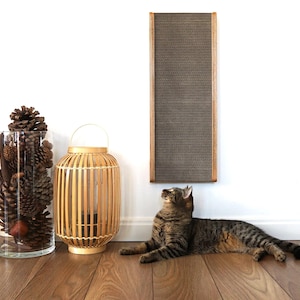 Arranhador de parede para gatos feito à mão com inserção de papelão substituível "Scratch Wall Light Oak" da PurrFur
