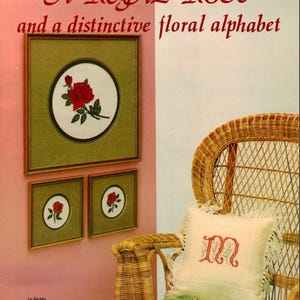 Puede incluir: Una taza de cerámica blanca con un asa negra y el texto "But First, Coffee" en un estilo manuscrito. La taza está sobre una superficie blanca. La taza mide 10 cm de alto.