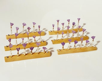 6 wooden decorations and dried flowers on glass beads