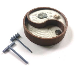 Giardino zen Custom Miniature Ying Yang // 3D Stampato // Regali d'ufficio/Deco // Mini giardino zen // Pietra della conchiglia di roccia // Rilievo dello stress // PLA Eco