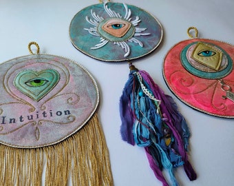 Talisman, round oracle to hang, eye embroidery, object of intention, textile art, painting and embroidery