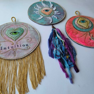 Talisman, oracle rond à accrocher, broderie oeil, objet d'intention, art textile, peinture et broderie