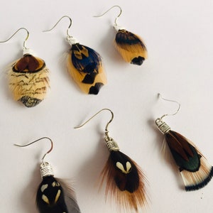 Kleine solo oorbel in chique etnische veren, boho / sjamaan stijl, natuurlijke veren gespen / zilveren gesp banden van uw keuze